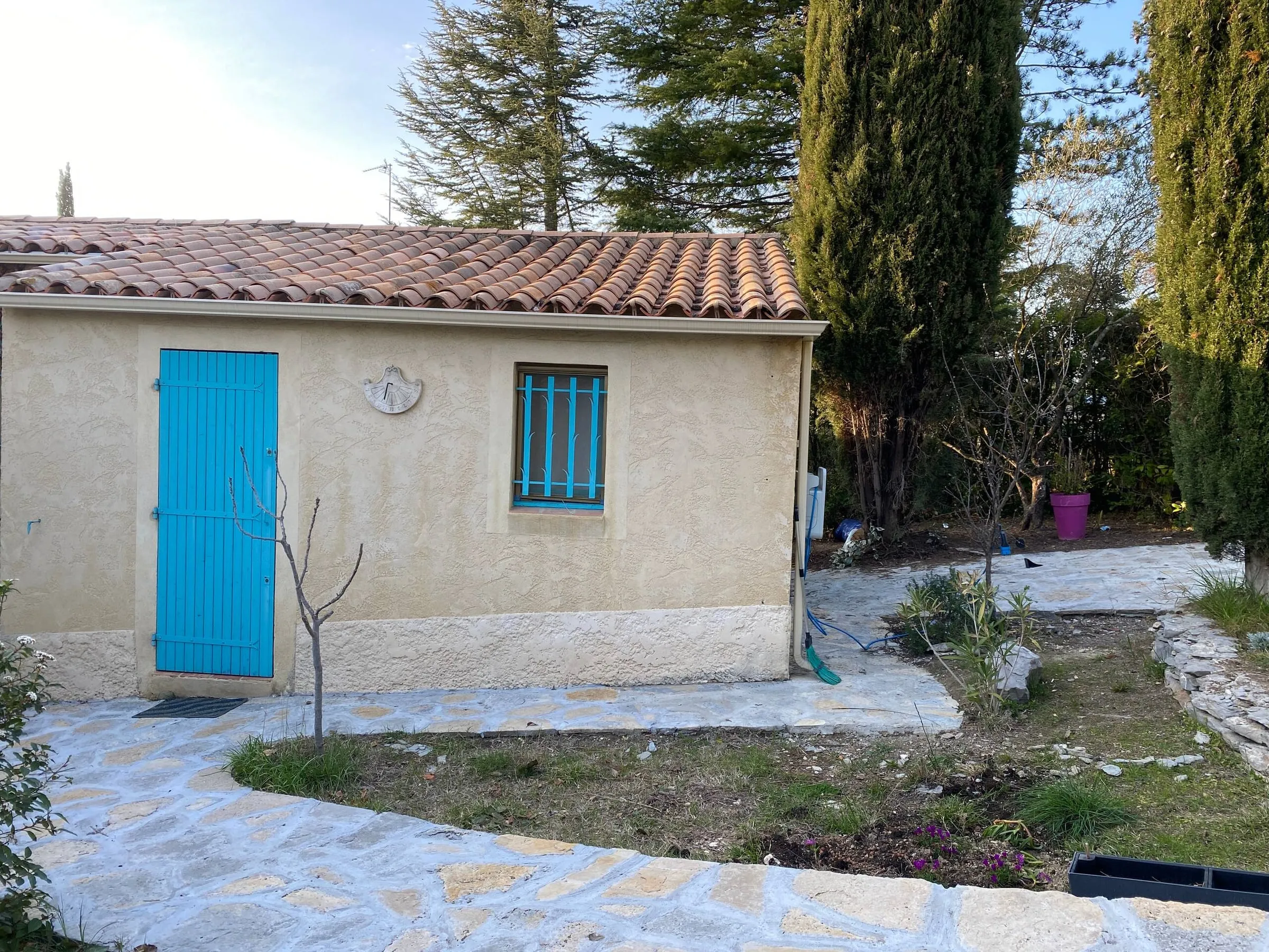 Le studio vu du jardin, avec ses volets turquoise
