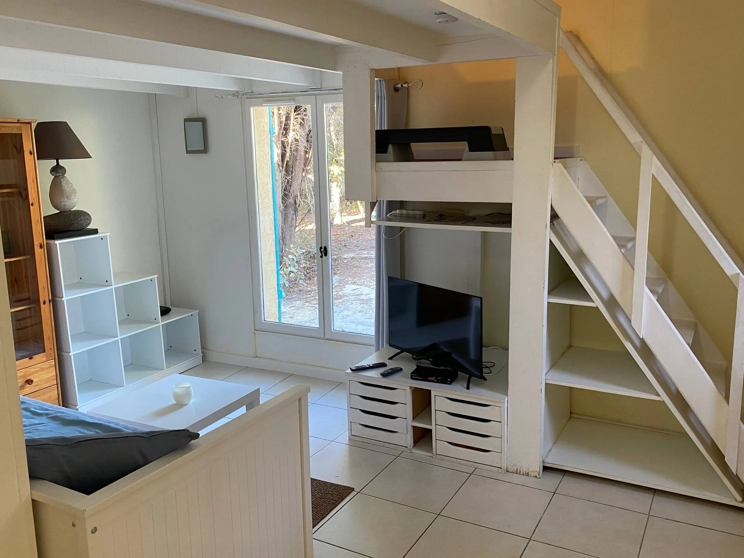 Le séjour et l'escalier vers la mezzanine